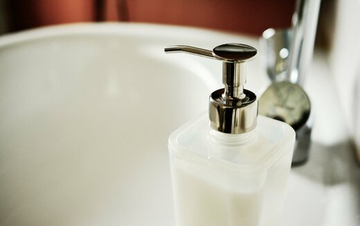 soap-dispenser-2337697_1920.jpg